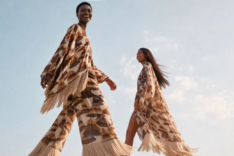 Modelos usando looks estampados da coleção FARM Rio e Marina Bitu, uma das collabs de setembro de 2026