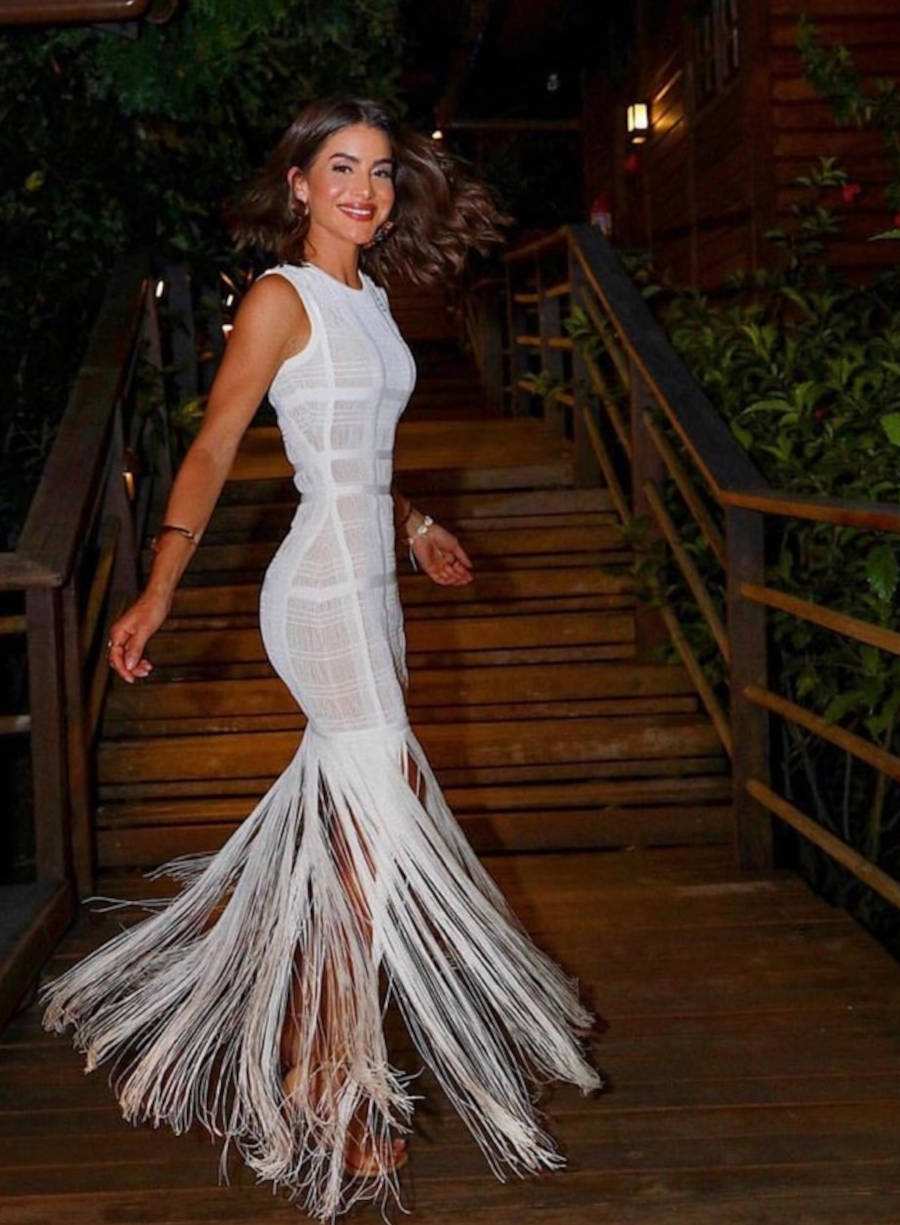 Foto de modelo com vestido longo de franjas