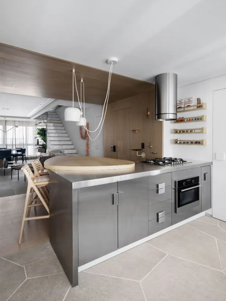 Foto de cozinha com armários cinza e bancada de inox do apartamento decorado com parede de escalada