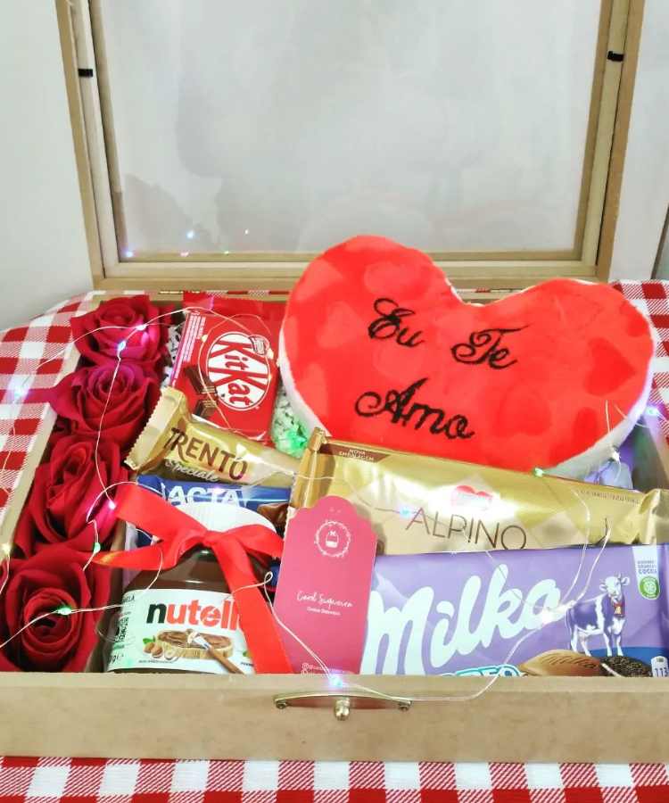 Cesta de Dia dos Namorados com chocolates e pelúcia de coração