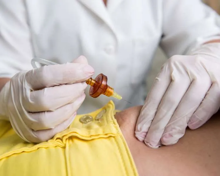 Mulher fazendo tratamento estético carboxiterapia para tratar celulites