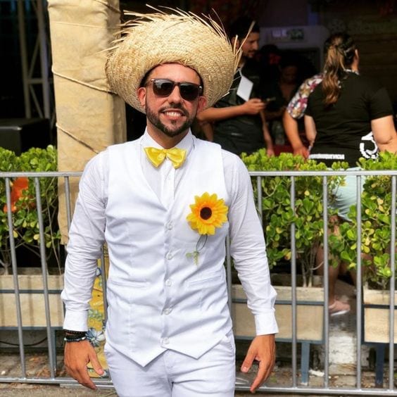 noivo com traje de festa junina branco