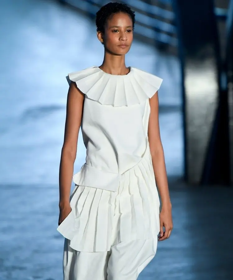 Foto de modelo usando blusa com gola teatral, uma das tendências do SPFW N60