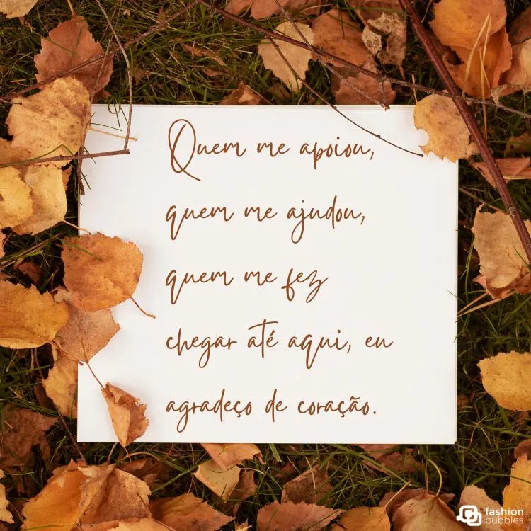 Foto de folhas laranjas no chão e folha de papel com frase "Quem me apoiou, quem me ajudou, quem me fez chegar até aqui, eu agradeço de coração."
