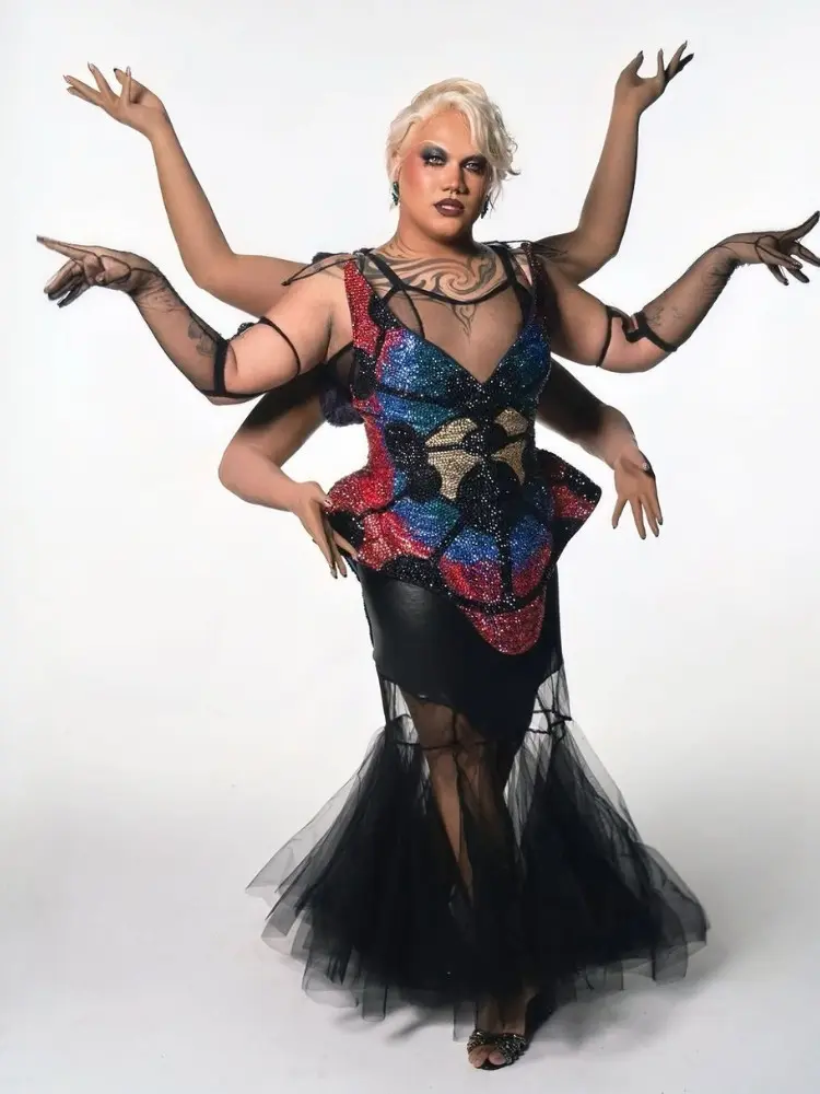 Dacota Monteiro de vestido bordado colorido com saia de tule preto e sandália preta e dourada