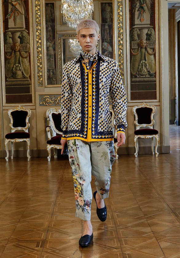 Look masculino trabalhado com camisa de estampa geométrica e mangas longas e calça com estampa floral vintage D&G Look masculino trabalhado com camisa de estampa geométrica e calça com estampa floral vintage - Dolce & Gabana Virtual
