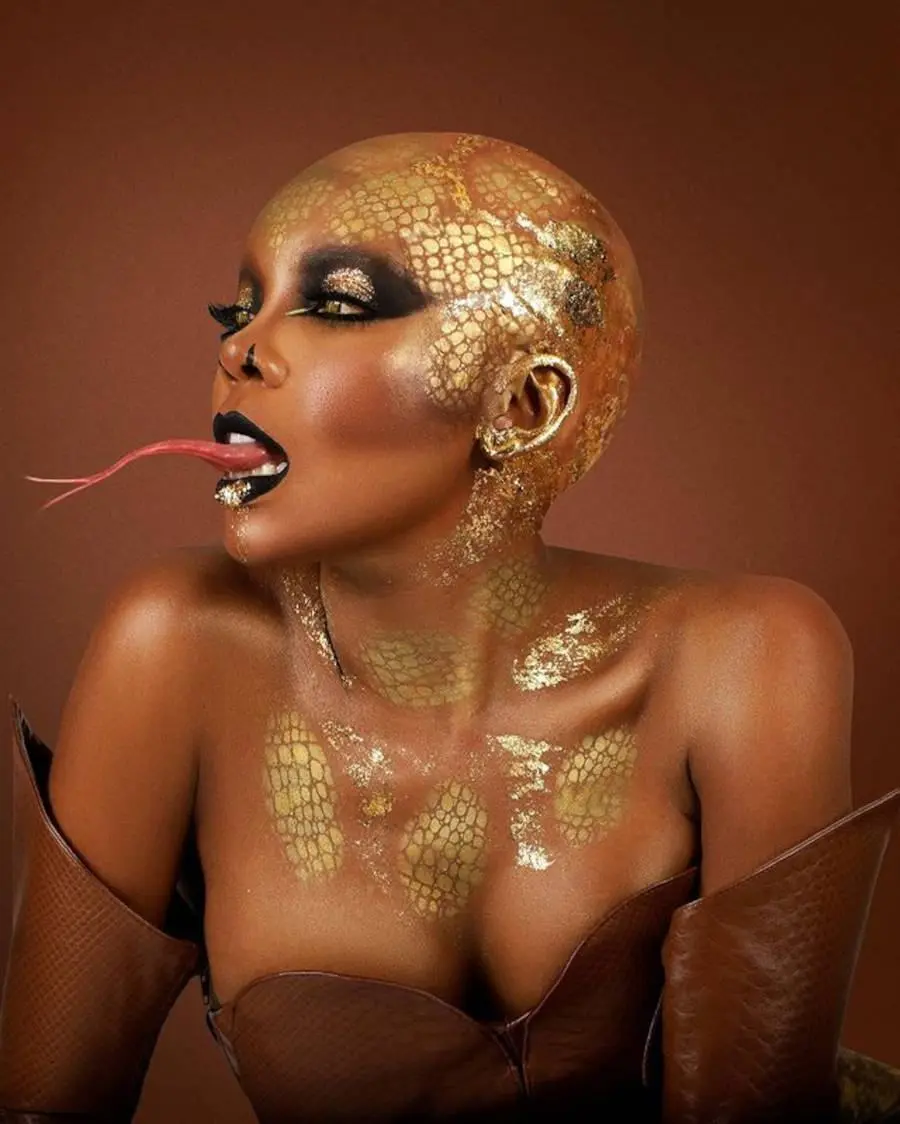Foto da ex-bbb Thelminha olhando para o lado fantasiada de serpente