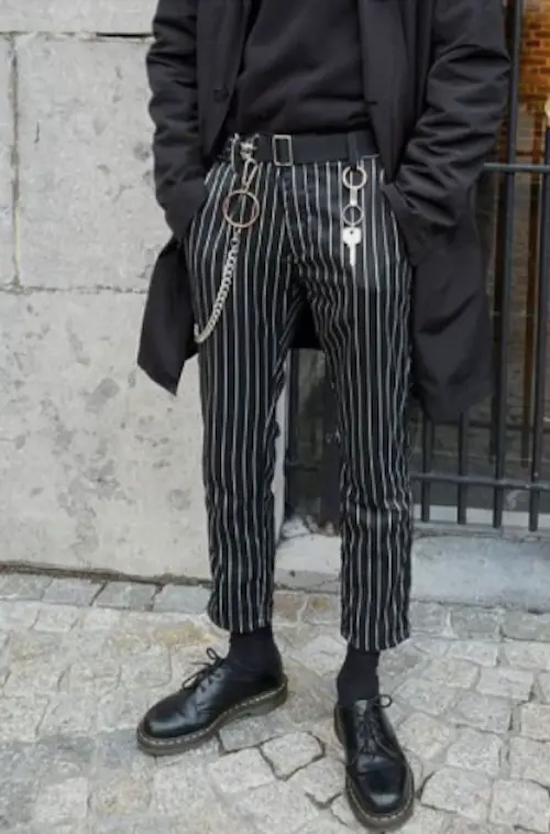 Estilo clássico de um e-boy: calças mais curtas O que é um e-boy
