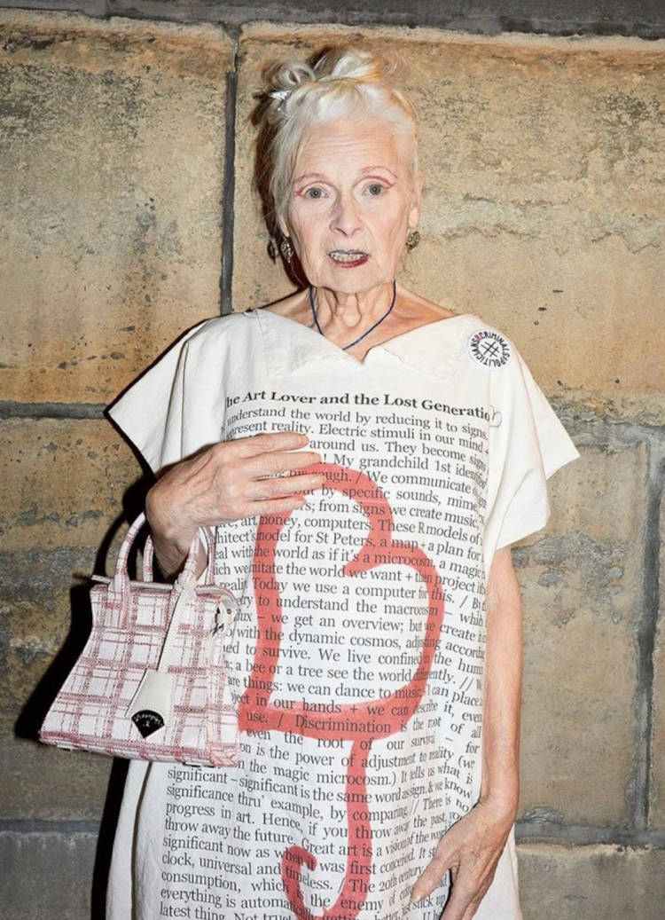 Foto de Vivienne WestWood com blusa branca e coração no meio