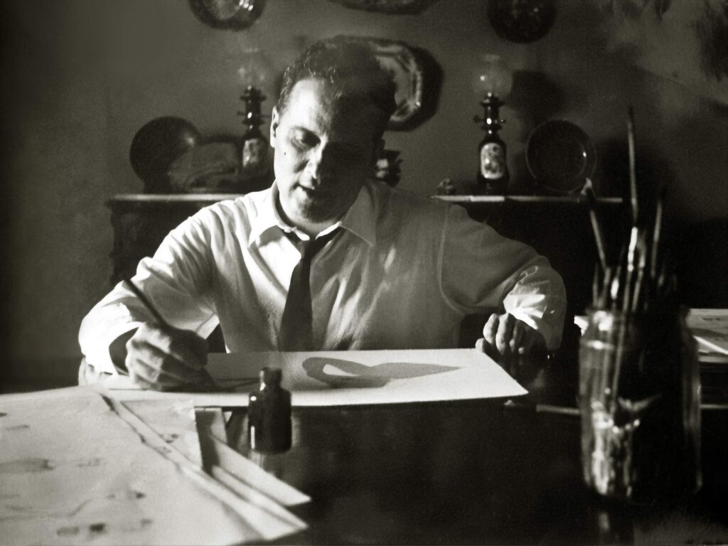 Alceu Penna a desenhar.