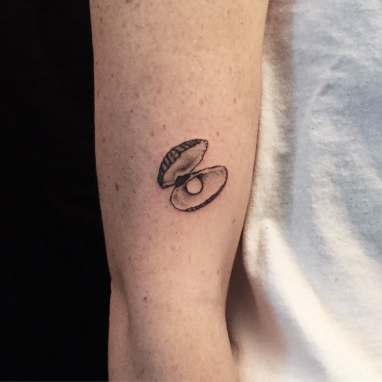 tattoo de concha com pérola