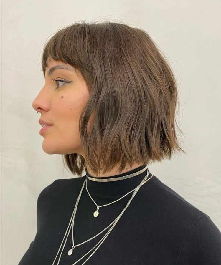 Tendência de cortes blunt bob com ondas e franja curta.