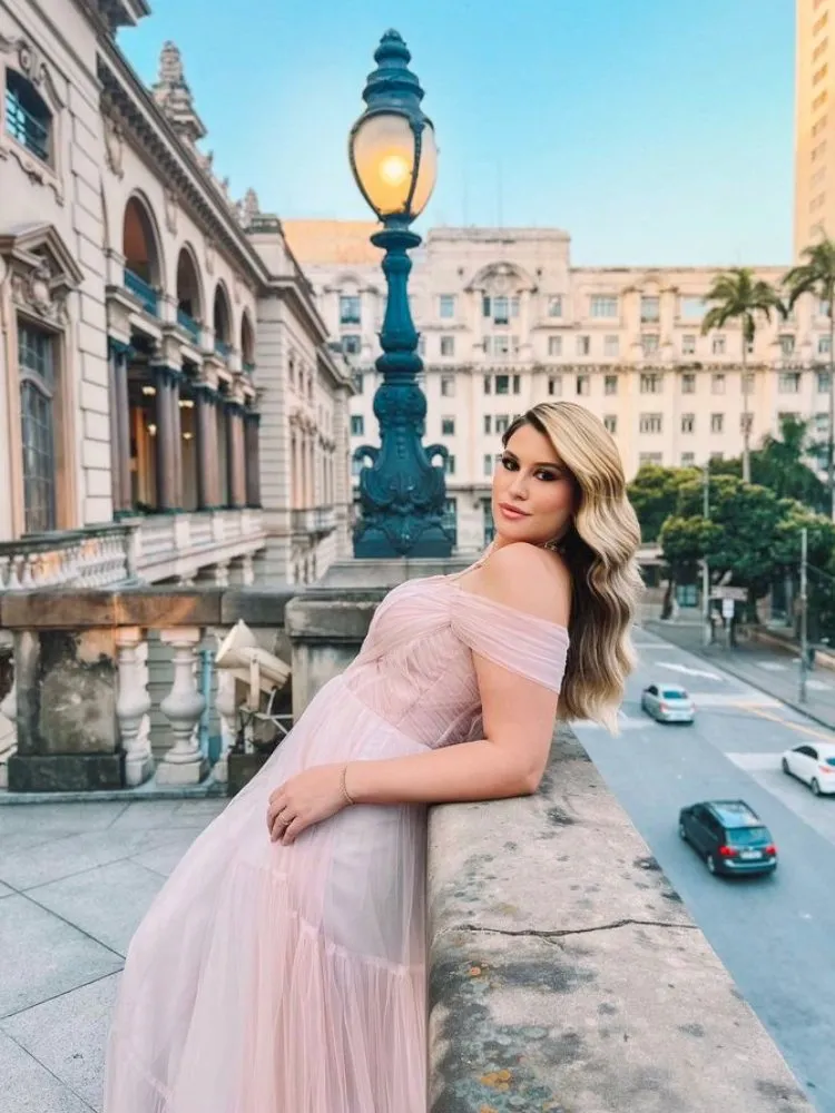 Mulher usando vestido rosa para casamento