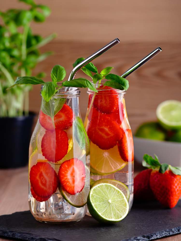 Água aromatizada refrescante de morango, limão, manjericão