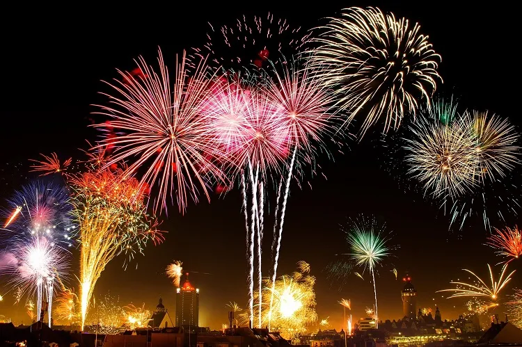 Cidade à noite com fogos de artifício no céu