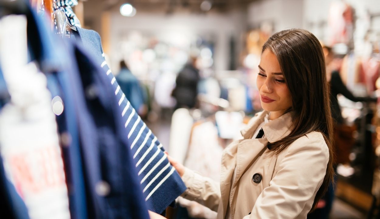mulher comprando roupas com milhas aéreas