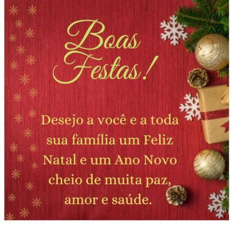 Fundo vermelho com presentes e enfeites natalinos e frase: Boas festas! Desejo a você e a toda sua família um Feliz Natal e um Ano Novo cheio de muita paz, amor e saúde. 