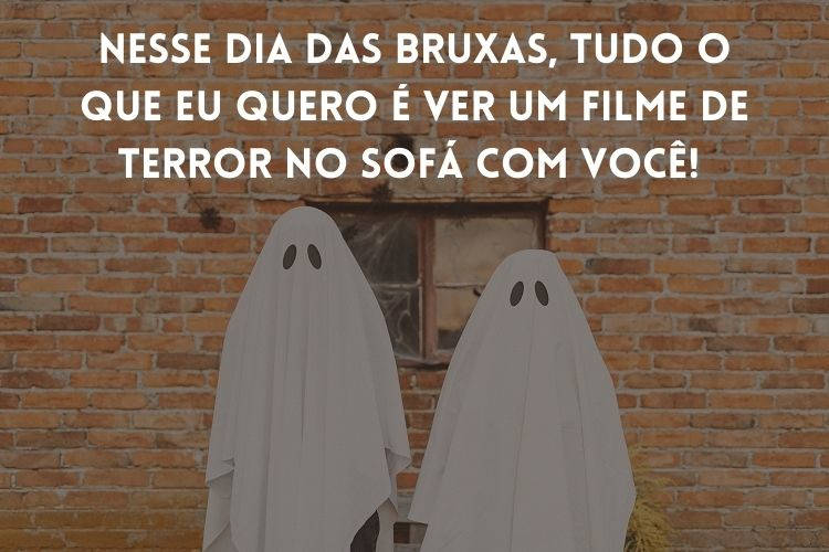 Foto de dois fantasmas em frente à parede de tijolos e frase "Nesse Dia das Bruxas, tudo o que eu quero é ver um filme de terror no sofá com você!"
