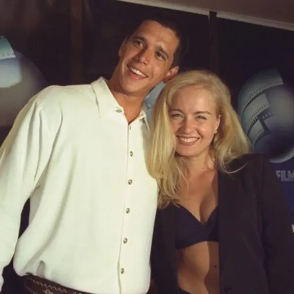 Márcio Garcia de camisa branca abraçado com Angélica de top e blazer pretos