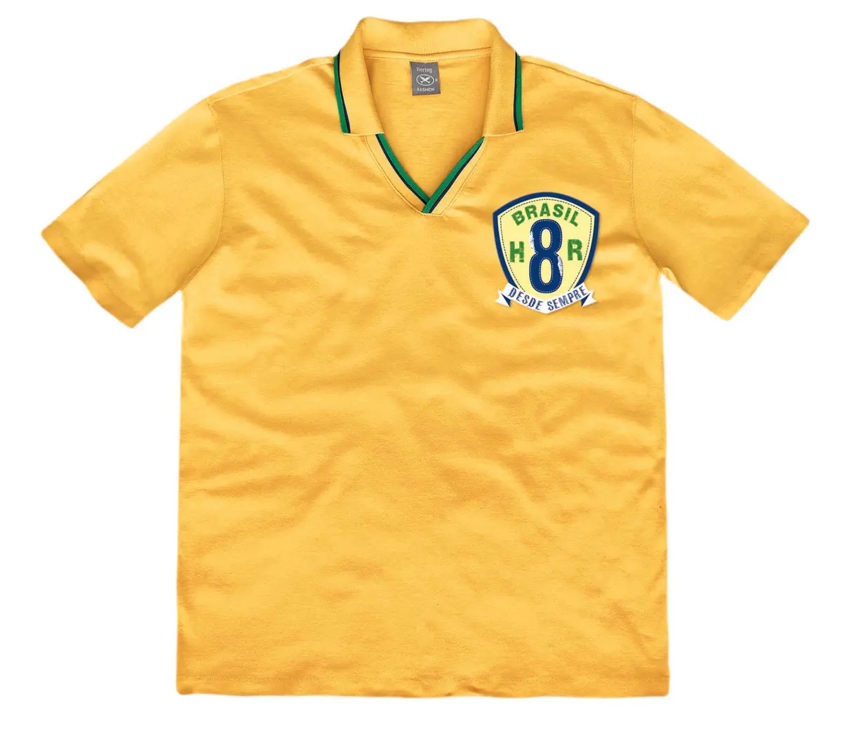 Camiseta amarela com detalhes verde e azul na gola.
