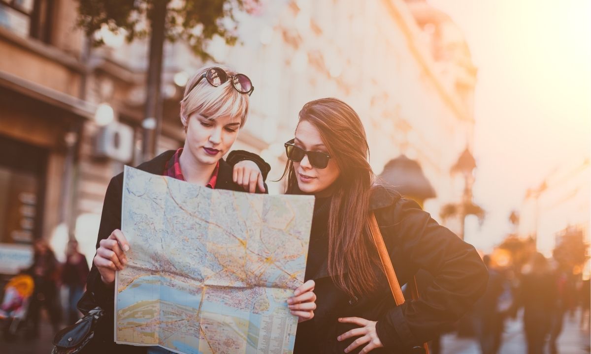 moças com mapa milhas