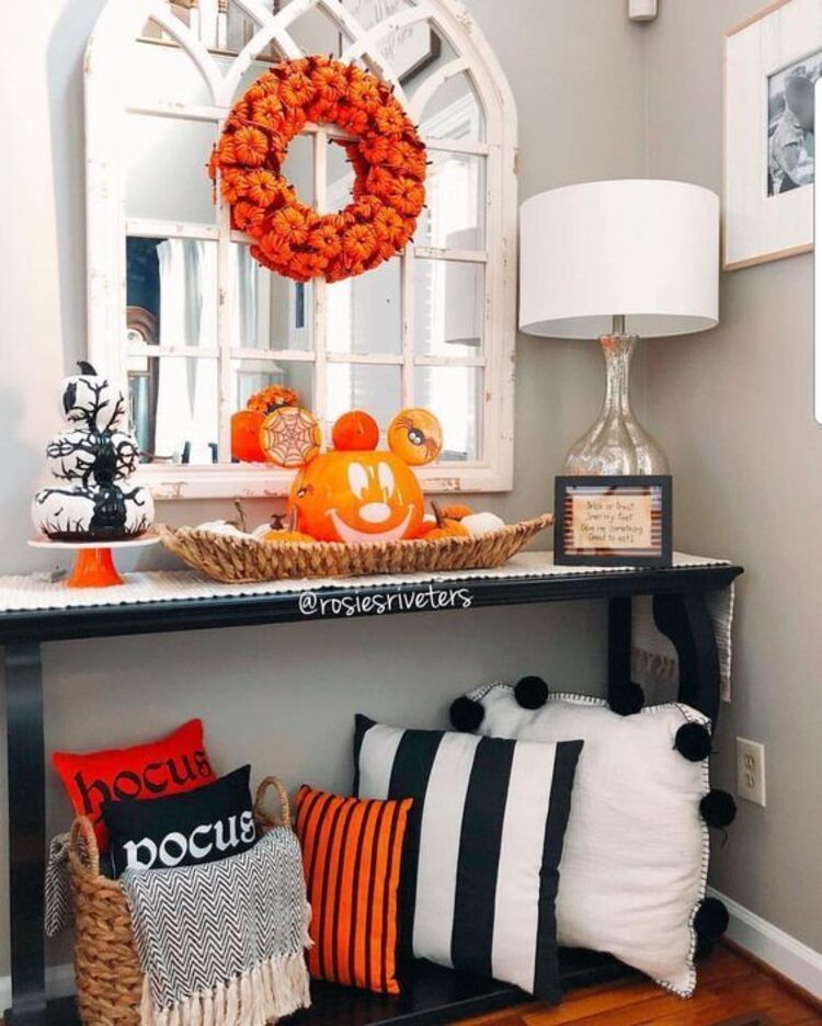 Decoração simples de Halloween no hall de entrada.