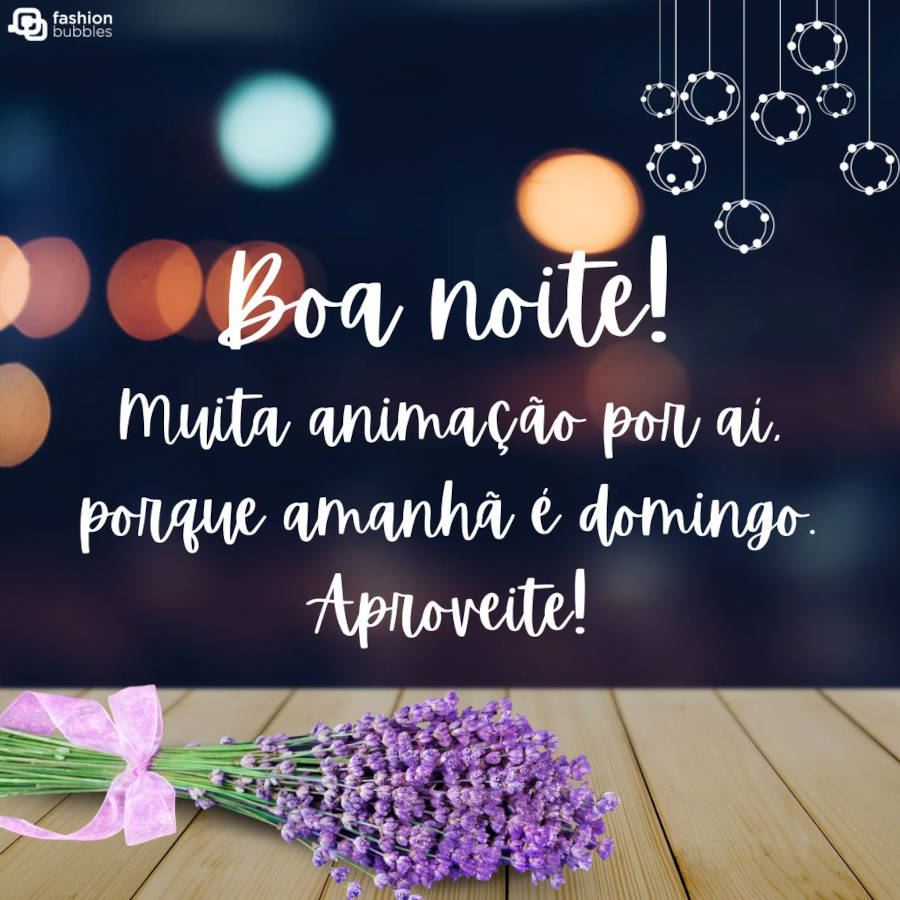 Montagem com frase "Acreditar que tudo pode dar certo é uma ótima forma de fazer acontecer. Boa noite, sábado!" e ramo de flores roxas em uma mesa