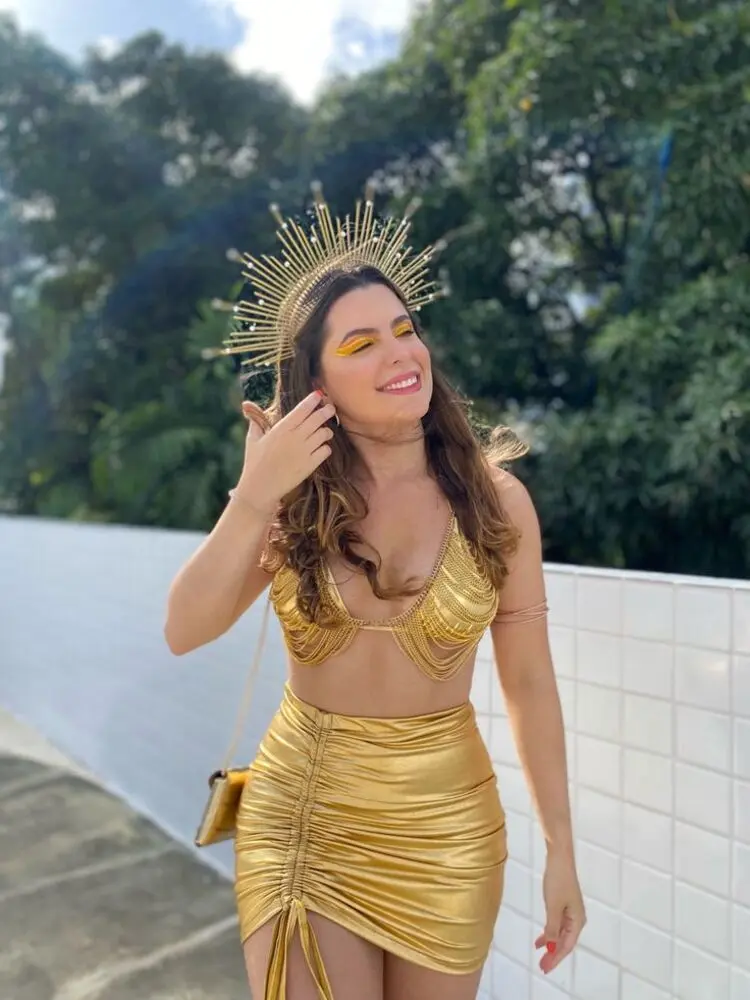 Menina com fantasia de Sol para o Carnaval de 2024