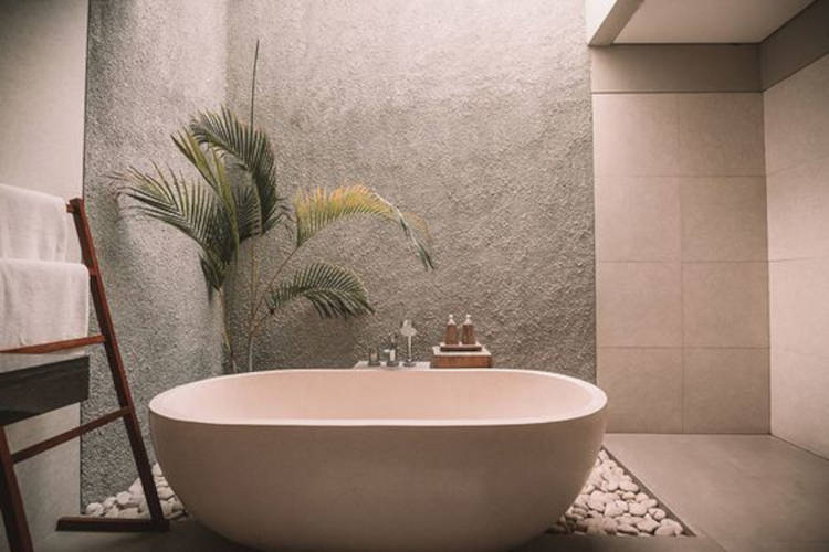 Banheiro feng shui com banheira.