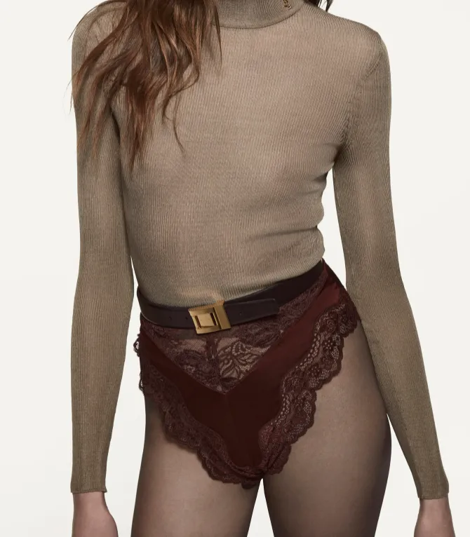 Saint Laurent SS21: Blusa gola alta com calcinha hot pant seda e renda