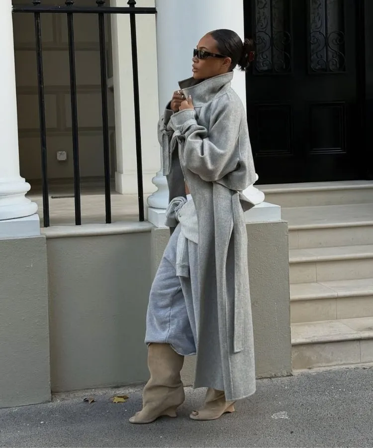 Mulher usando bota com salto escultural, uma das tendências de sapatos para o inverno 2026