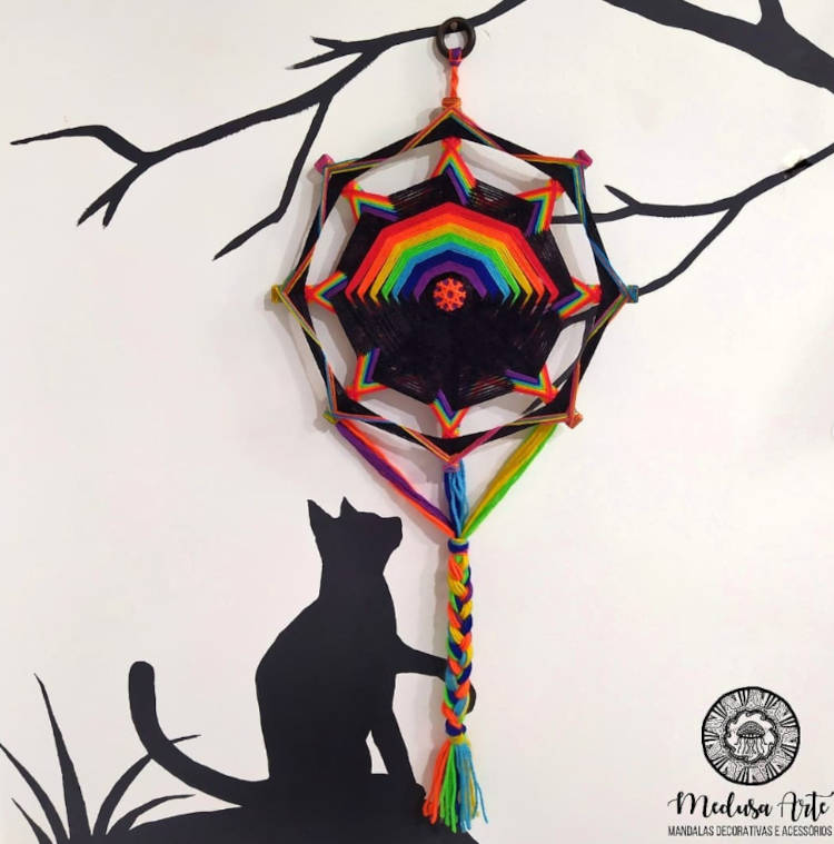 Adesivo de gato e árvore pretos com mandala nas cores da bandeira LGBTQIA+ pendurada