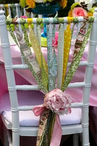 cadeiras decoradas com fitas de cetim para festa junina
