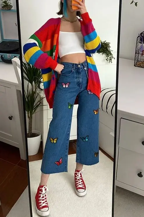 lok calça jeans, cropped, cardigã e all-star