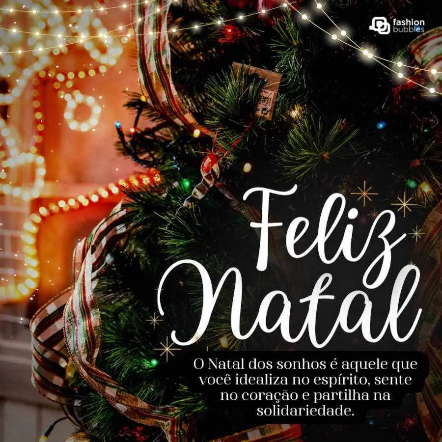 Foto de árvore de Natal enfeitada com fundo iluminado e frase "O Natal dos sonhos é aquele que você idealiza no espírito, sente no coração e compartilha na solidariedade."