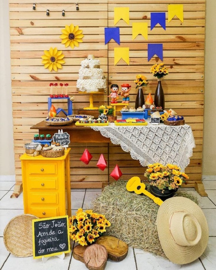 A imagem representa painel de pallet em decoração de festa caipira
