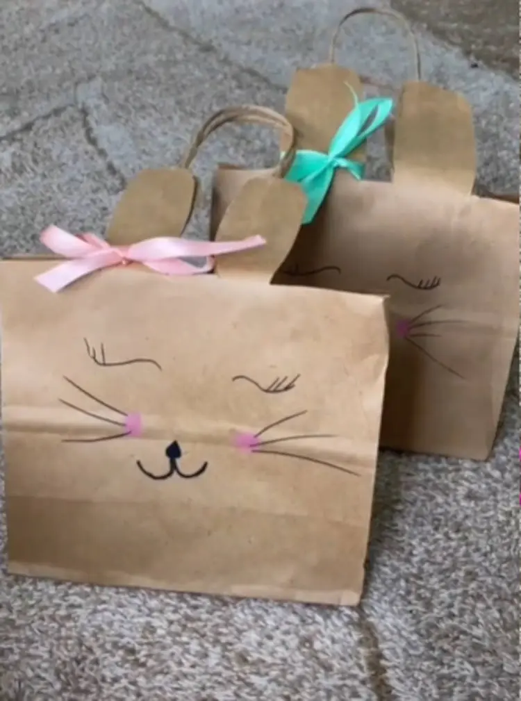 Sacolas com chocolates e desenho de coelho. 