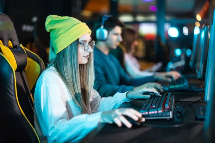 Foto de gamers jogando jogos online