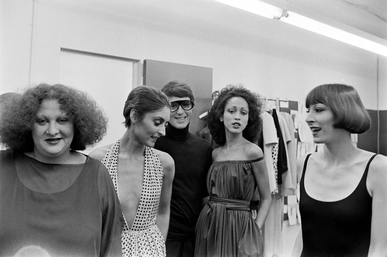 As modelos Pat Ast, Roy Halston, Pat Cleveland e Anjelica Huston nos bastidores com Halston, em 1973. 