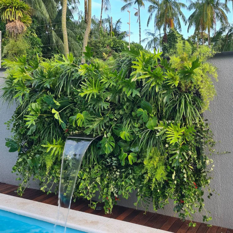 Piscina com cascata na parede.