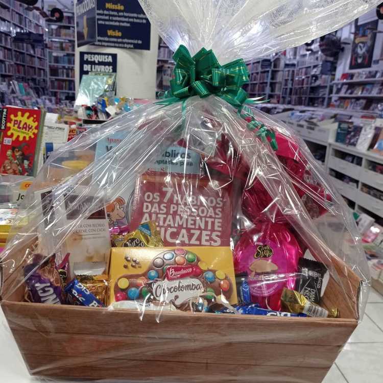 Cesta de Páscoa de livros, com ovo de páscoa e bombons.