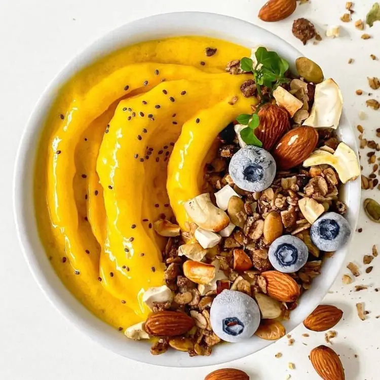 Pote com nuts e frutas feito com produto da Essentian Nutrition.