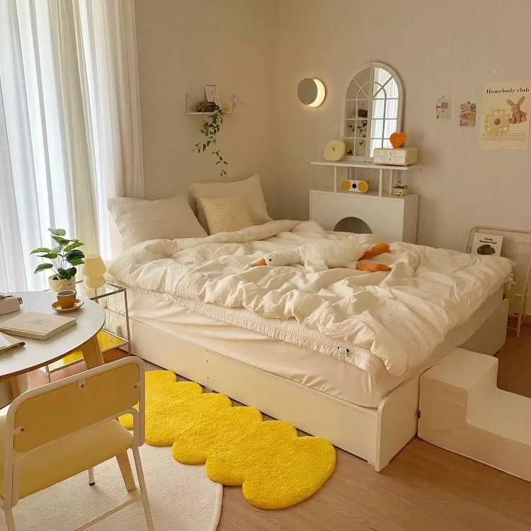 Quarto com espelho emoldurado em formato de janela em penteadeira. Cores predominantes: branco e amarelo