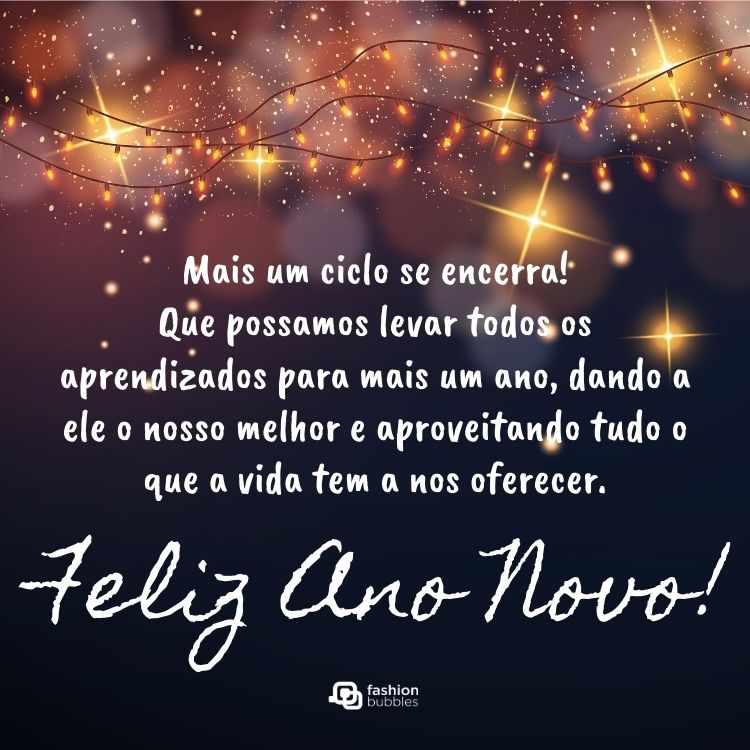 Foto de fios de luzes e frase: Mais um ciclo se encerra! Que possamos levar todos os aprendizados para mais um ano, dando a ele o nosso melhor e aproveitando tudo o que a vida tem a nos oferecer. Feliz Ano Novo!