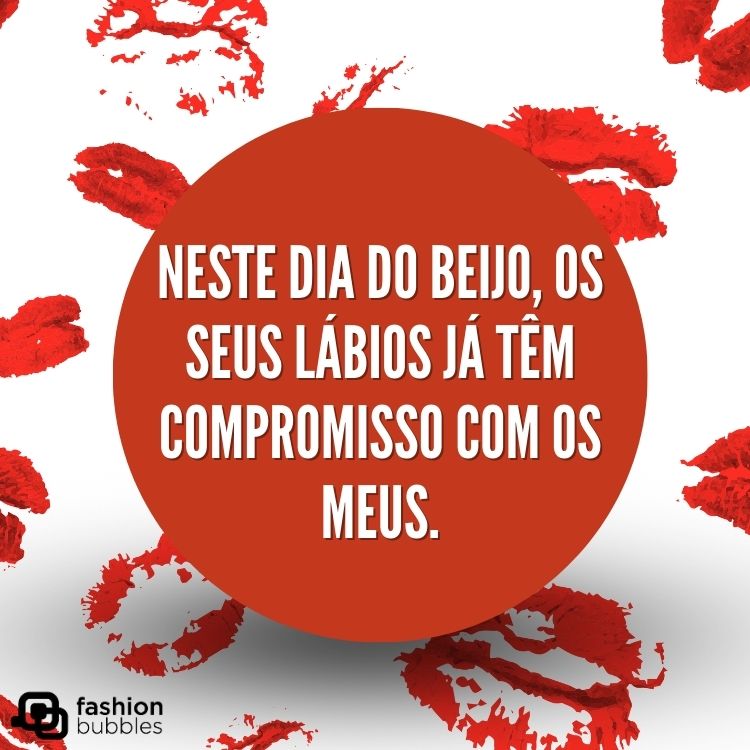 Card de fundo branco com desenhos de lábios vermelhos e círculo vermelho ao centro com frase "Neste Dia do Beijo, os seus lábios já têm compromisso com os meus."