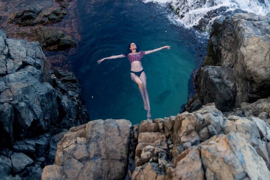 mulher de biquíni flutuando no Buraco do Galego em Fernando de Noronha