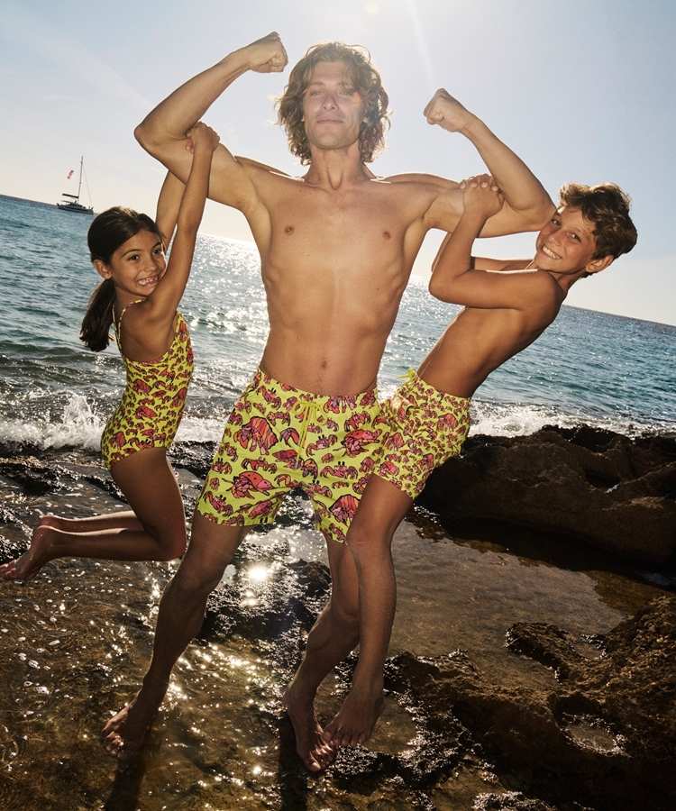 Foto de pai e filhos na praia usando roupas de banho combinando da Vilebrequin