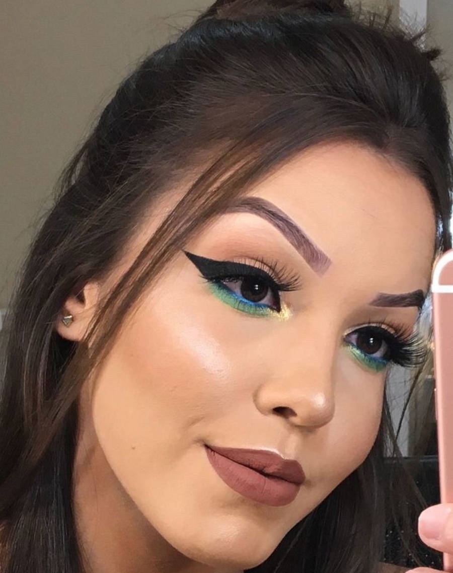 Foto de delineado preto com verde, azul e amarelo embaixo