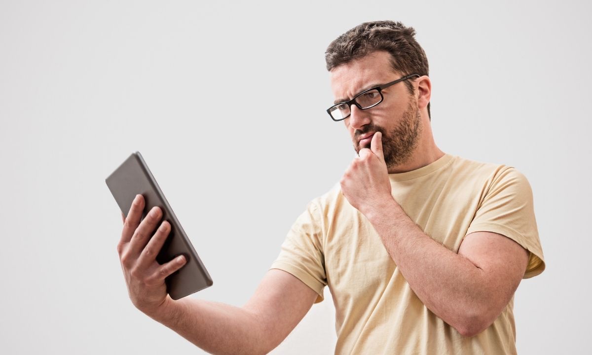 jovem com tablet milhas