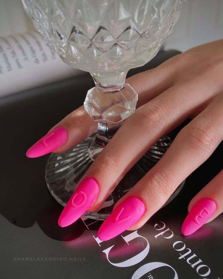 Unha viva magenta com letras em textura escrito LOVE